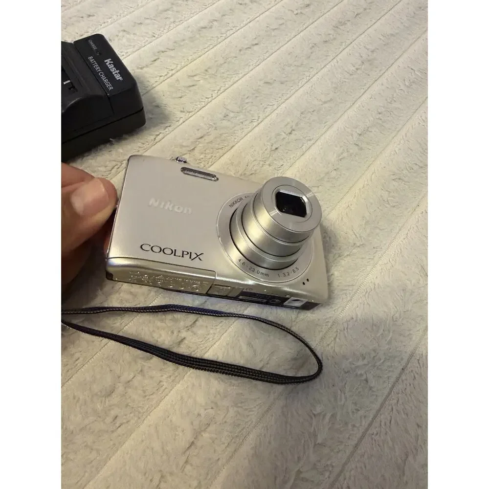 Nikon Coolpix S3100 Silver 14MP Digital Camera 5x Zoom Battery Charger Tested